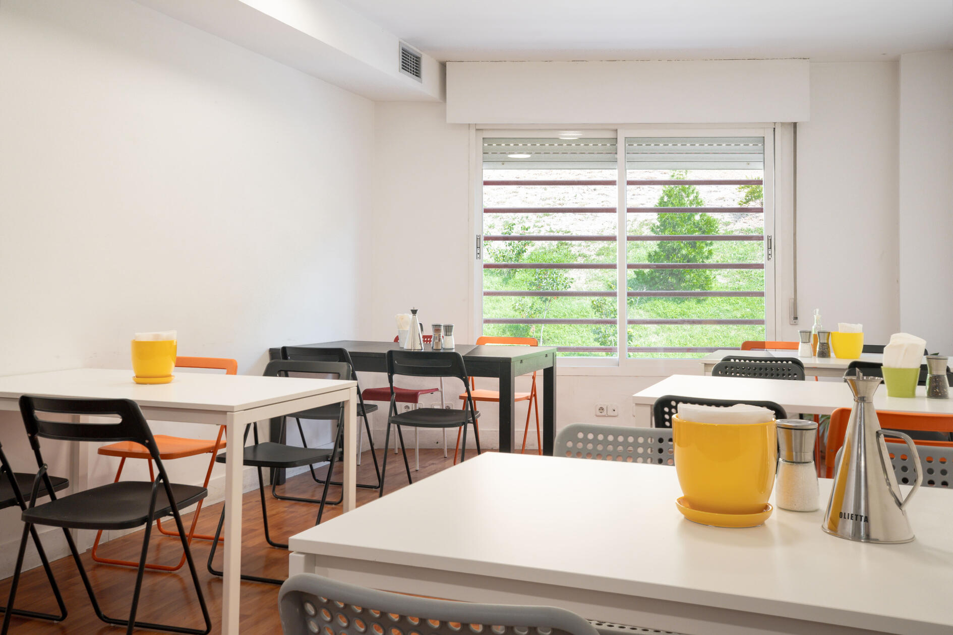 LIVINK Coworking | Comedor de 25-30 puestos, con iluminación natural.