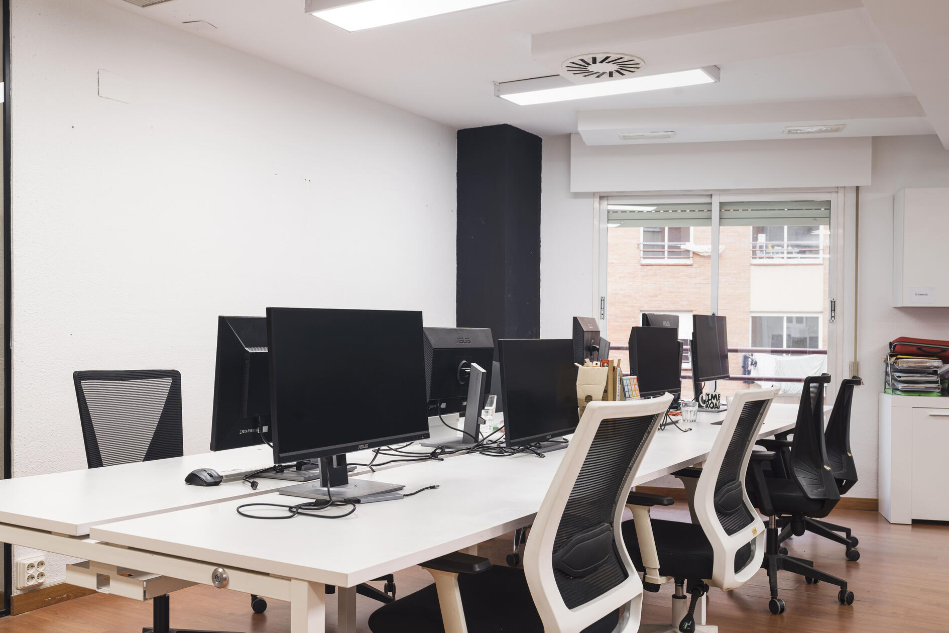 LIVINK Coworking | Oficina 1. Zona del fondo. Espacio abierto.