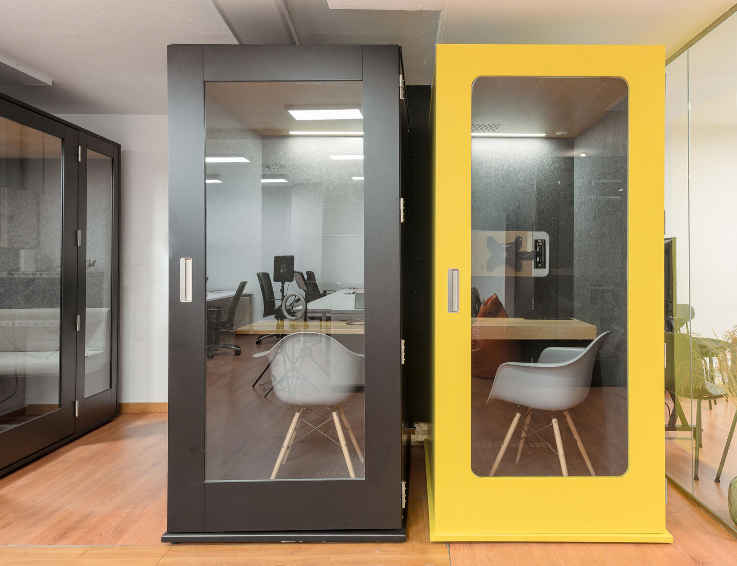 Cabinas MEAVO Workspace amarilla y negra @ LIVINK coworking
